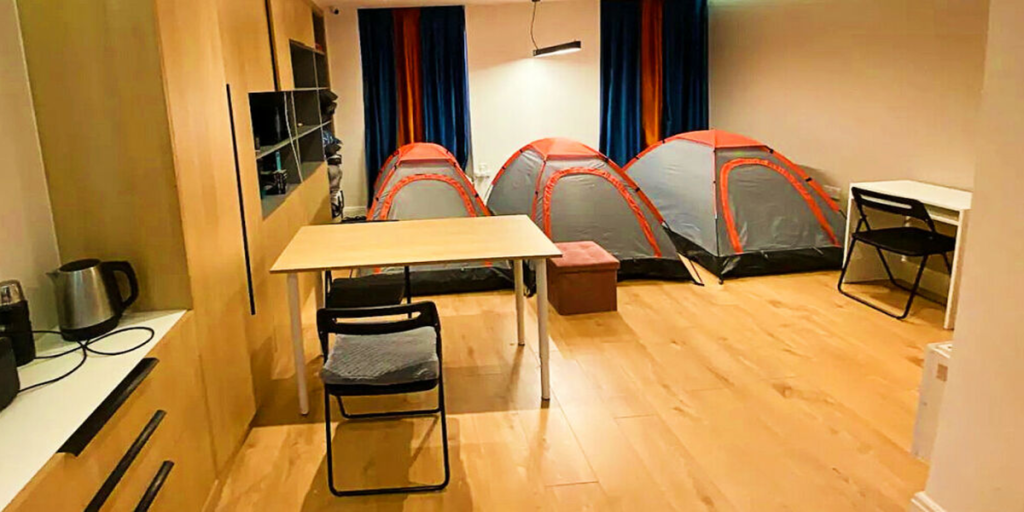 Airbnb-udlejning går viralt: Næsten 600 kroner per nat for at sove i telt i fremmeds lejlighed