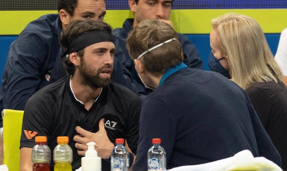 Vaccineret tennisstjerne må opgive kamp efter brystsmerter og vejrtrækningsproblemer