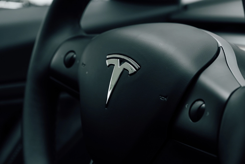 Politiet kan ikke stoppe Tesla på motorvejen: Så opdager de den chokerende årsag