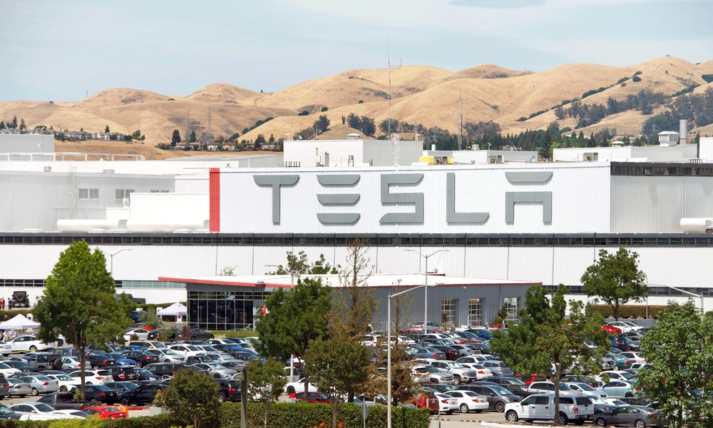 Midt i lockdown: Tesla lader folk sove på fabrikken