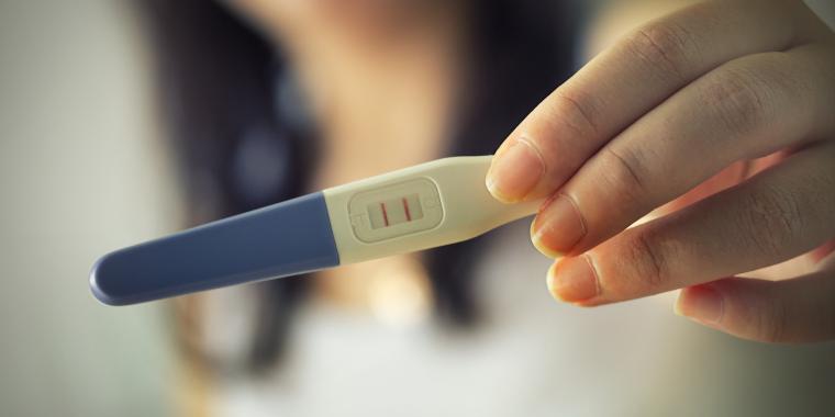 Hun fortæller alle om sin graviditet efter positiv test – Så opdager hun fejlen