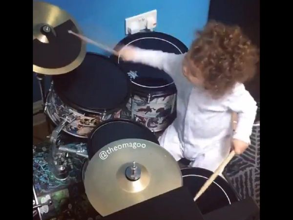 Sødeste video i år: Baby spiller trommer, misser ikke et eneste beat