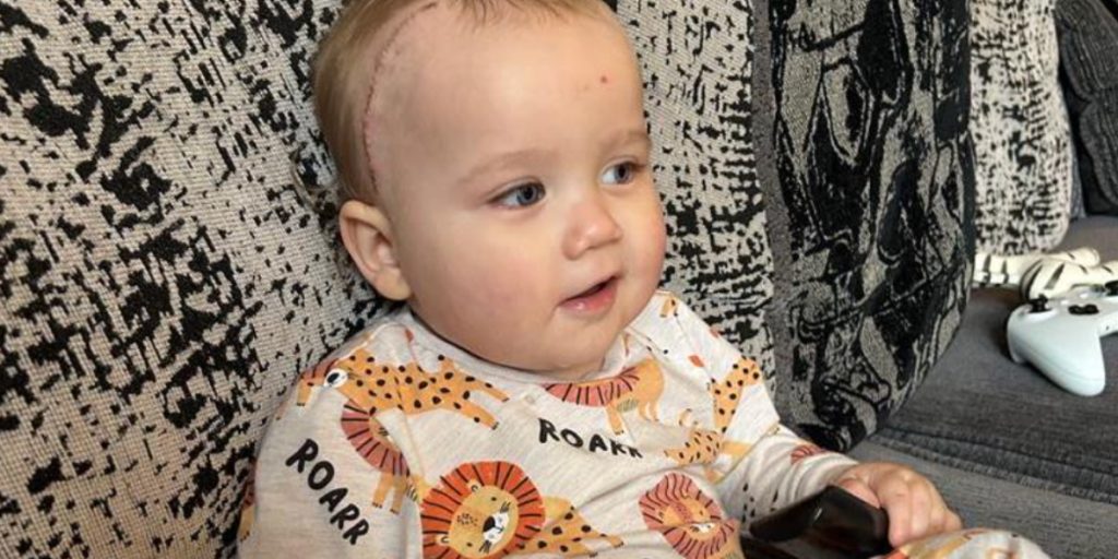 Opdagede forandring på ferien: Så fik mor at vide, at baby havde ‘tikkende bombe’ inde i sig