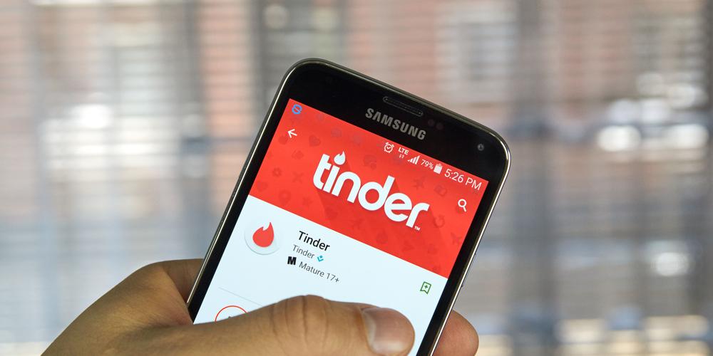Kvinde tog på Tinder-date – endte med at blive introduceret til dates afdøde mor