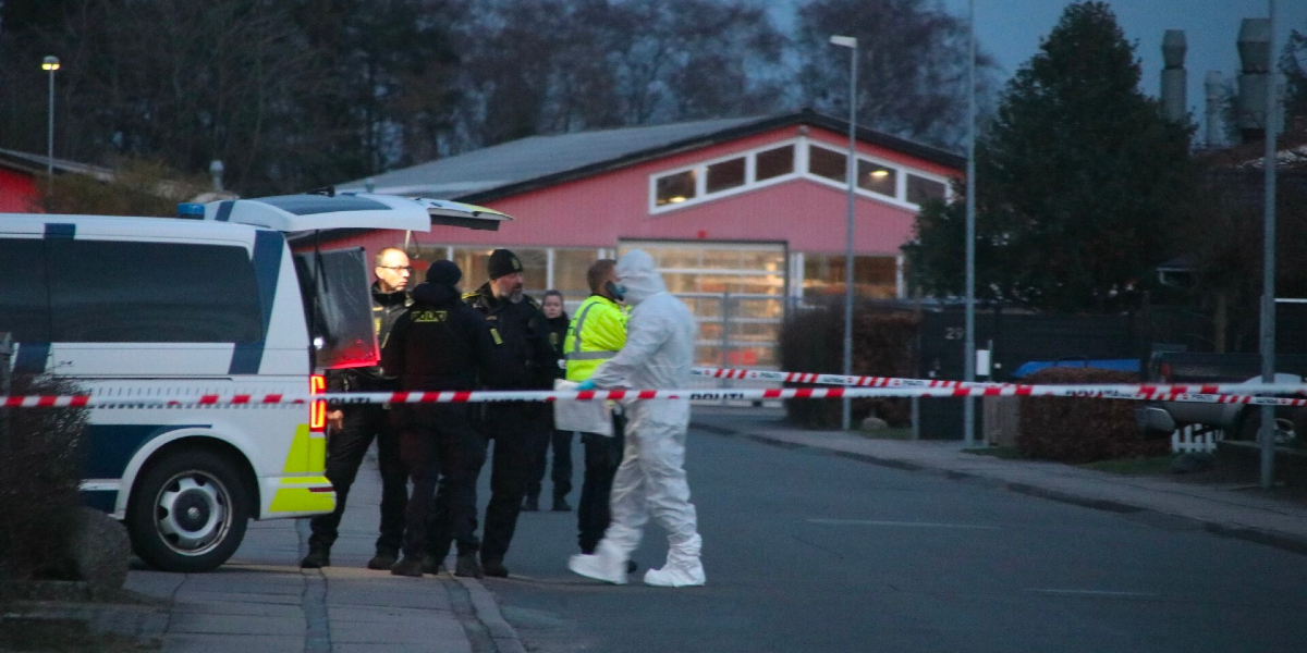 Politiet spærrer fuldkommen af: To personer fundet døde