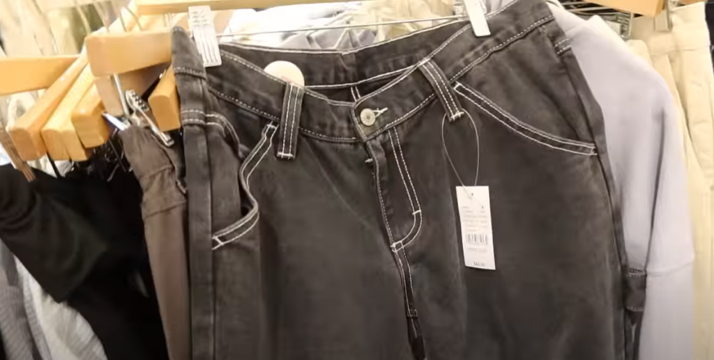 Kvinde shoppede og fandt håndskrevet seddel i bukselomme: Handler aldrig i butikken igen
