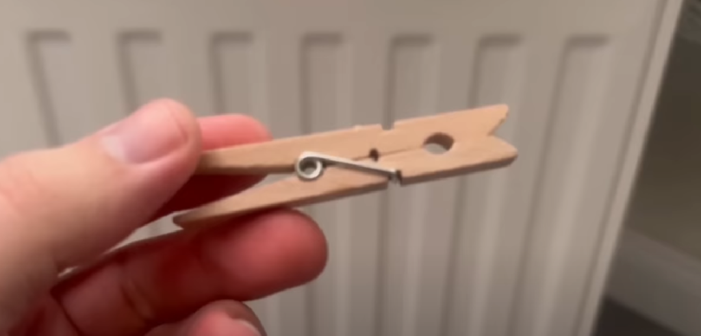Det ultimative trick til det kolde efterår: Derfor skal du putte en tøjklemme på radiatoren
