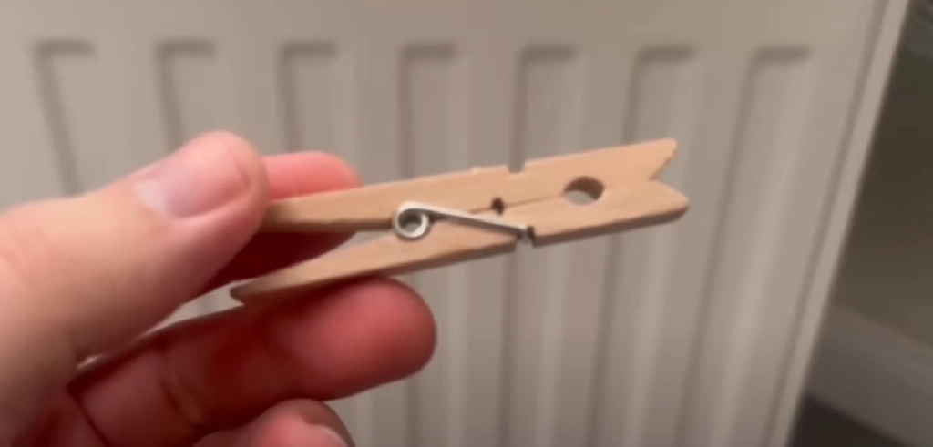 Det ultimative trick til det kolde efterår: Derfor skal du putte en tøjklemme på radiatoren