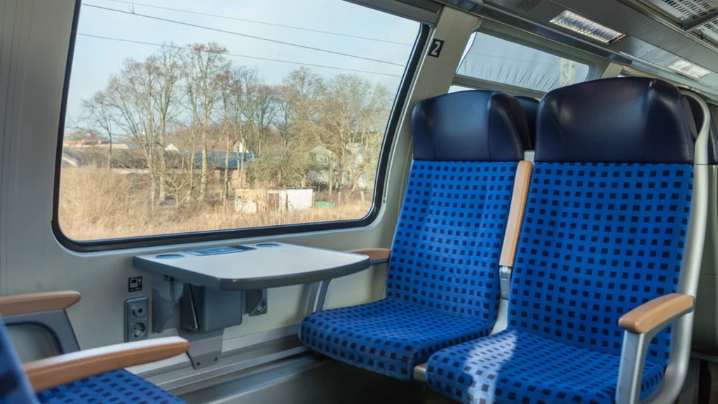 Mand rejste med toget: Blev målløs over, hvad han pludselig så på sædet