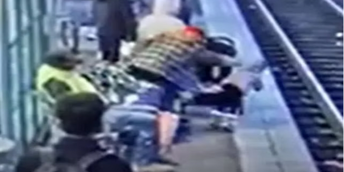 Skræmmende billeder fra togstation: Voksen kvinde angriber 3-årigt barn