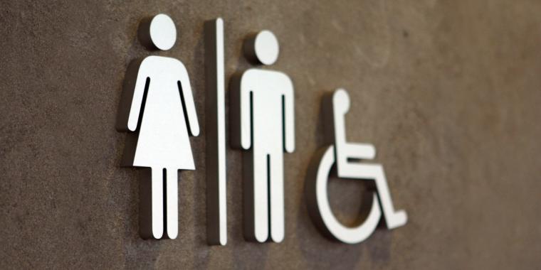 Mand går på toilettet på kaffebar: Da han kigger op i loftet, trækker han straks bukserne op