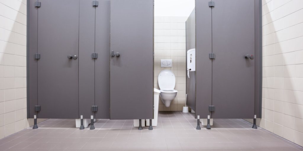 Firma fanget i at filme de ansattes toiletbesøg – men det er hvad de gjorde bagefter, folk snakker om