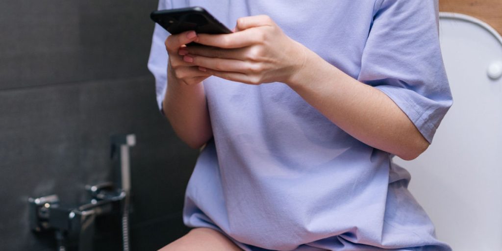 Din mobiltelefon kan være farligere end du tror, når du tager den med på toilettet