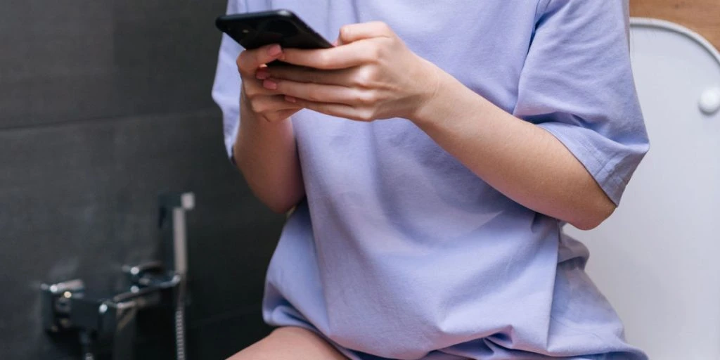 Din mobiltelefon kan være farligere end du tror, når du tager den med på toilettet