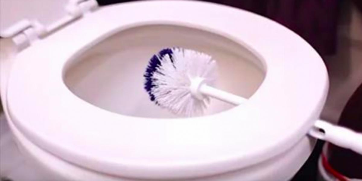 Hun efterlader børsten under toiletbrættet i 10 minutter – årsagen er genial