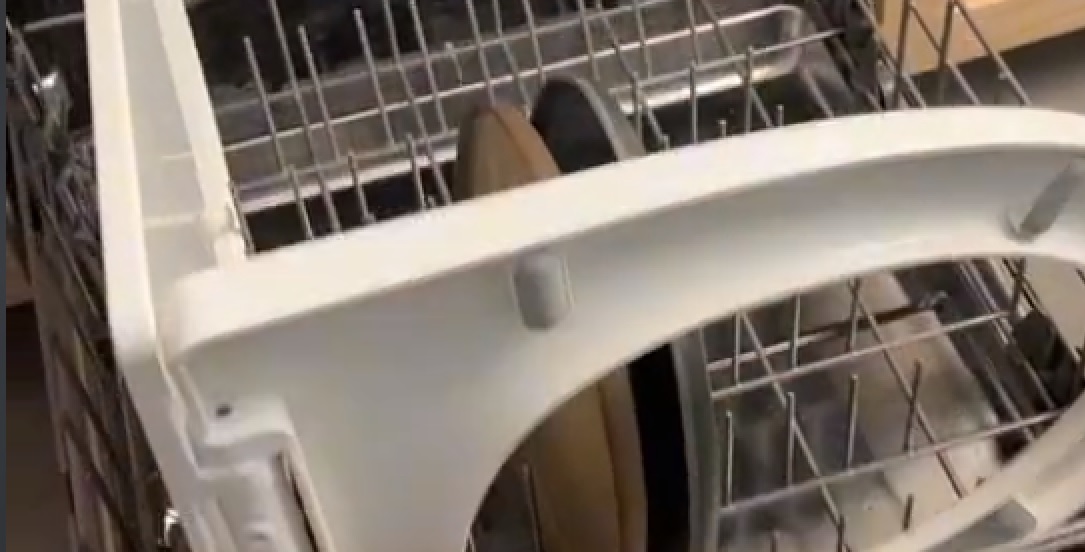 Kvinde vækker opsigt: Gør toiletbrættet rent i opvaskemaskinen