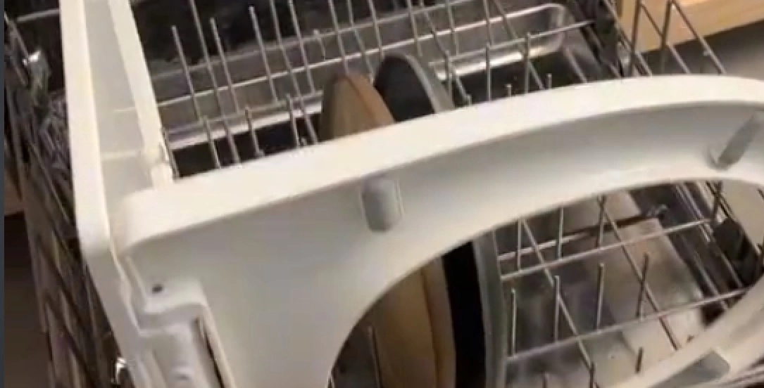Kvinde vækker opsigt: Gør toiletbrættet rent i opvaskemaskinen