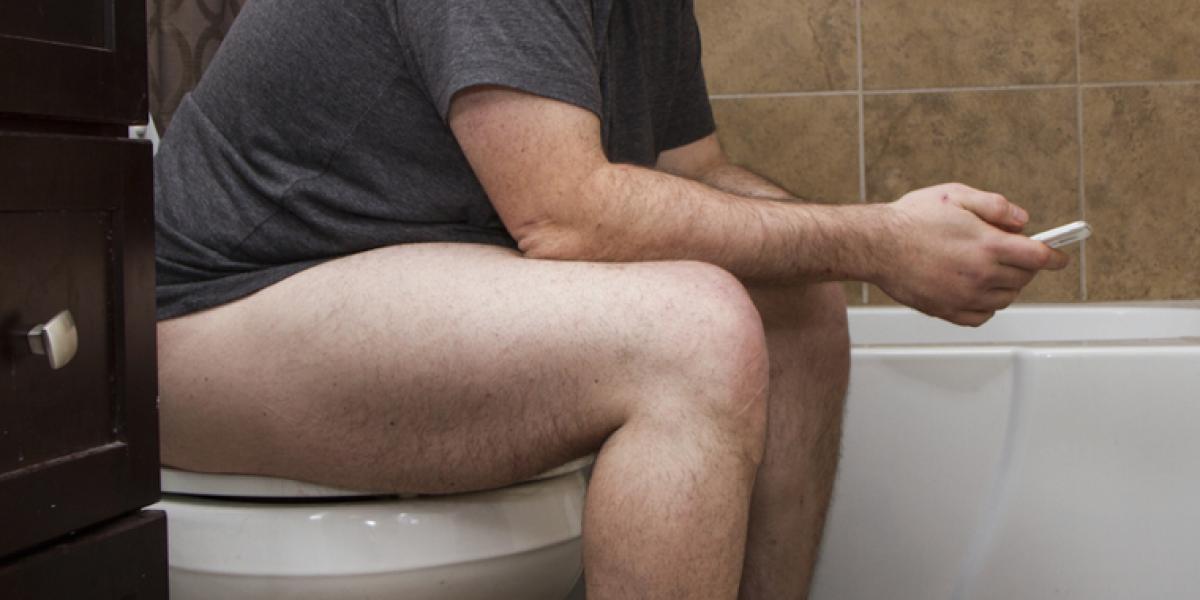 Derfor skal du ikke tage mobilen med på toilettet