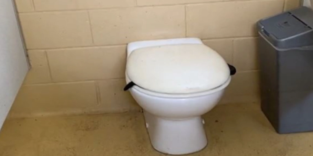 Kvinde gør skræmmende fund på offentligt toilet