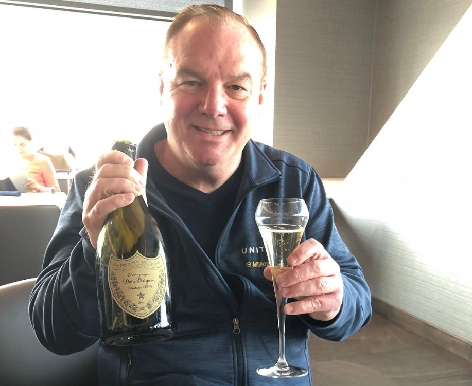 Tom har fløjet 373 gange på blot ét år: Her kommer hans bedste tips, til at få gratis ting under flyvningen