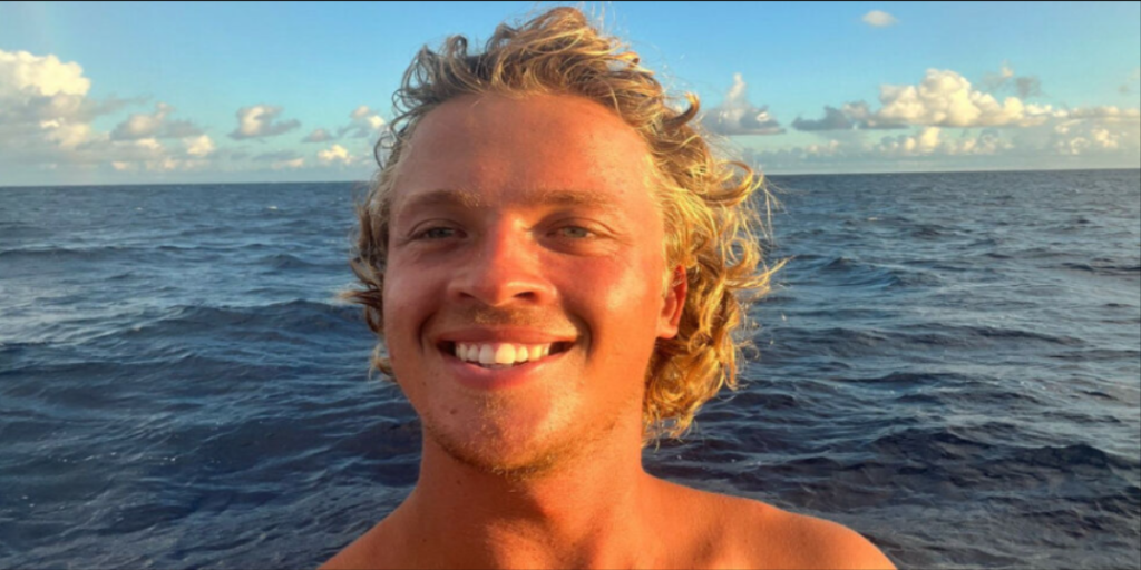 24-årige Tom blev fundet nøgen på havet: Havde været 15 måneder alene i en robåd