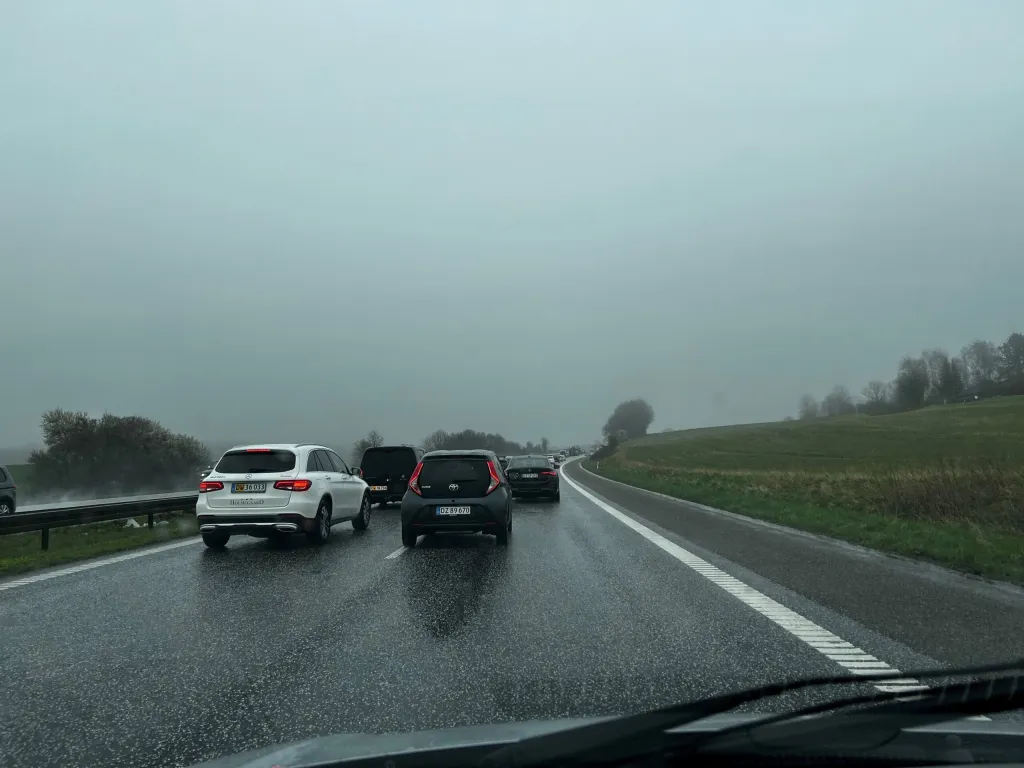 Fredagskø: Lastbil havnede i grøften på motorvejen