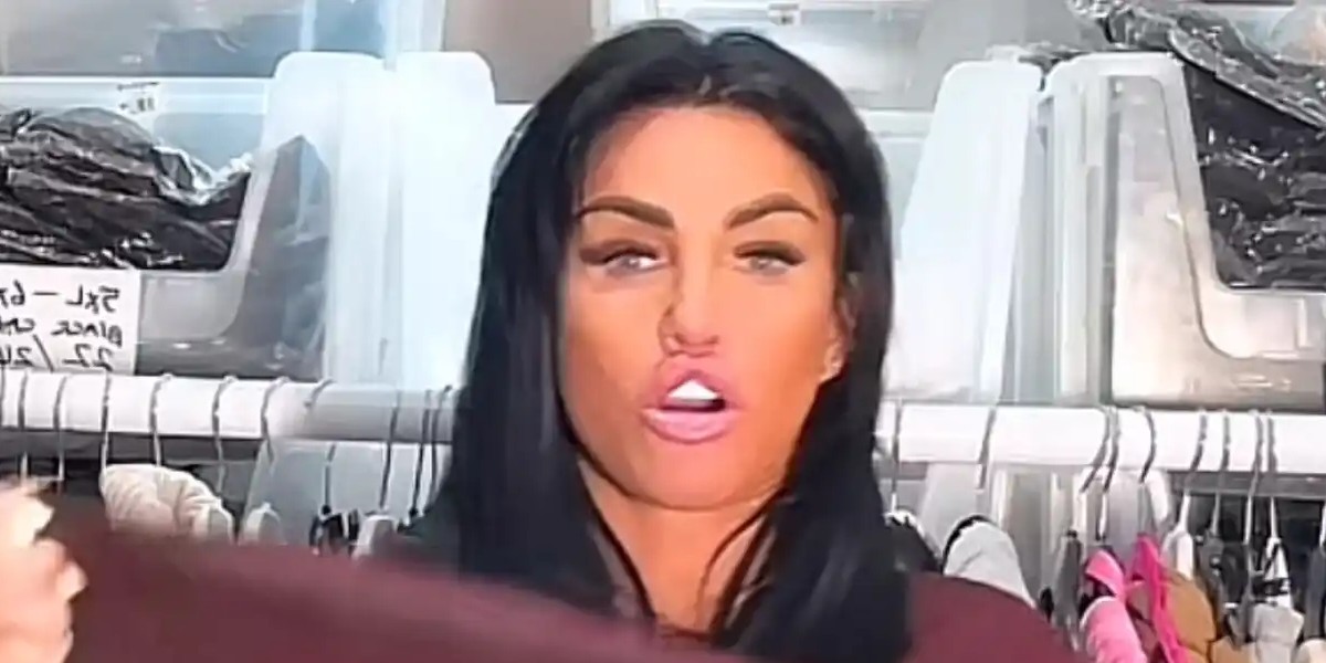 Kendt model og influencer trak op i trøjen på livestream: Endte med at vise lidt mere end planlagt