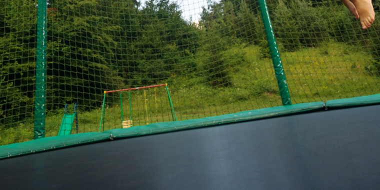 12-årig pige mister arm i trampolin-ulykke