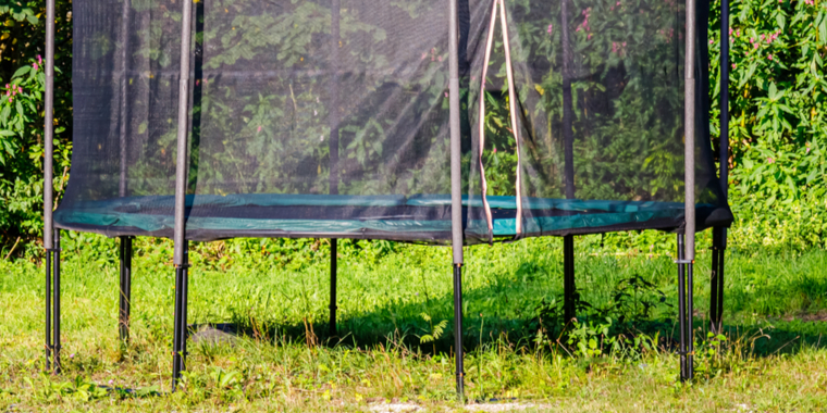 Invaderer have-trampolin: Se de vilde billeder