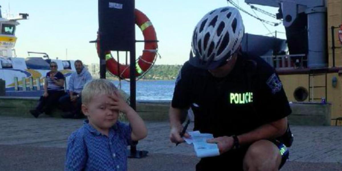 Denne 3-årige får en bøde af politiet – og vi genkender alle hans reaktion