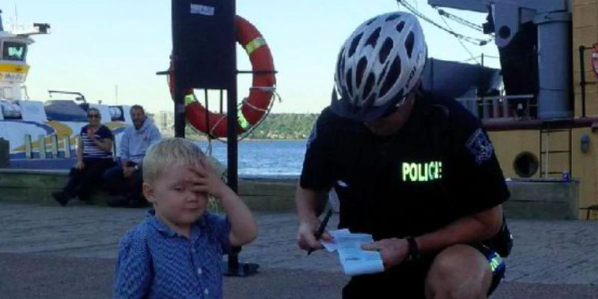 Denne 3-årige får en bøde af politiet – og vi genkender alle hans reaktion