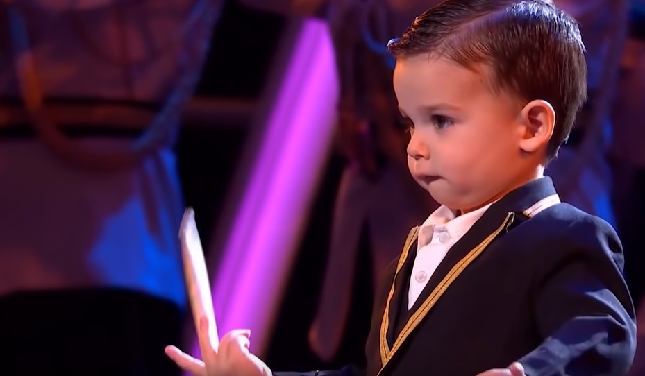 2-årig dreng får golden buzzer til talentshow