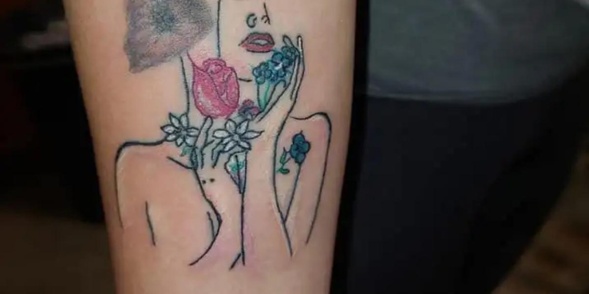 Kvinde viser stolt sin nye tatovering: Men det ligner noget helt andet