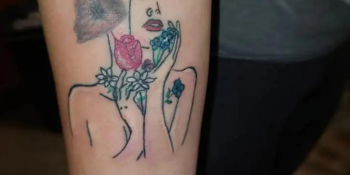 Kvinde viser stolt sin nye tatovering: Men det ligner noget helt andet