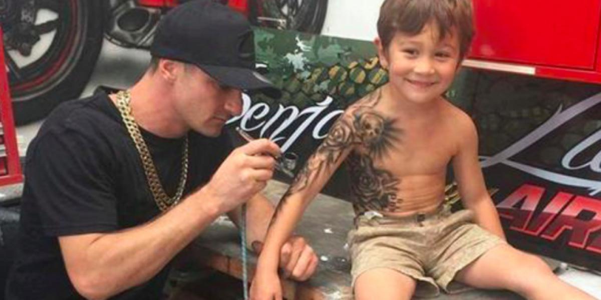 5-årig lægger arm til en tatovering, og nu går billedet verden rundt