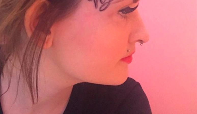 Ung kvinde får stor tatovering i ansigtet – nettet er i chok over motivet