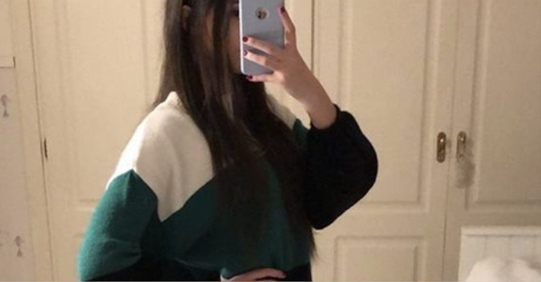 Ung kvinde tager en selfie i spejlet: Da hun deler den på nettet, går folk amok over hendes ben
