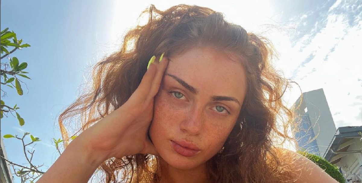 Maisie Smith bliver kaldt den lækreste på jorden: Viser formerne frem i mini-bikini
