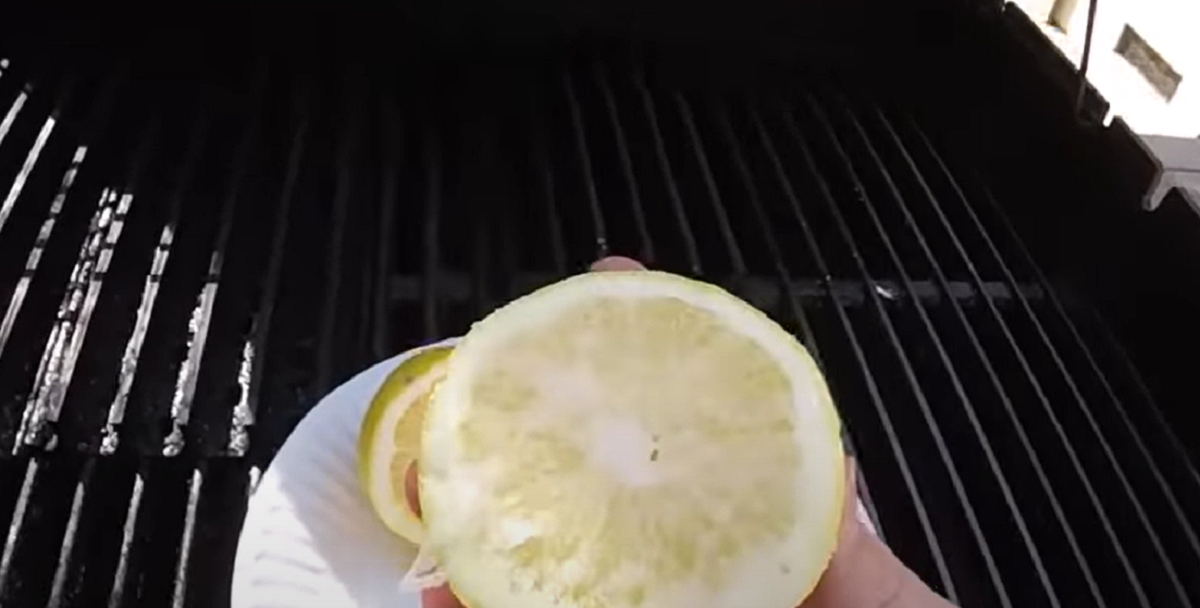 Grillsæsonen venter lige om hjørnet: Brug salt, citronsaft og eddike og se så hvad der sker med din grill