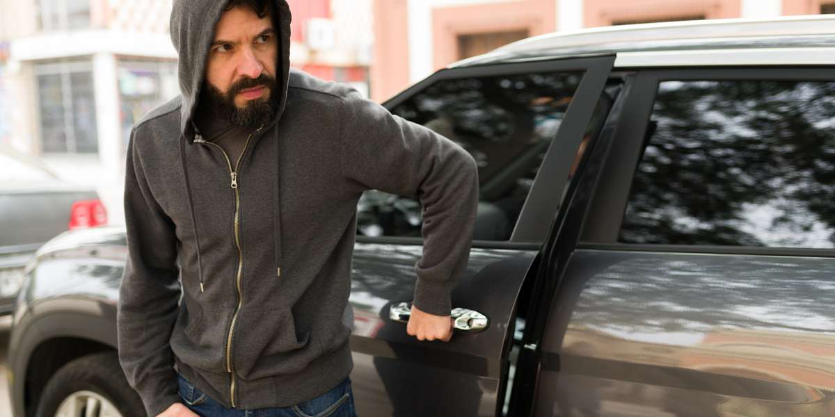 Politiet frigiver video: Arrogante tyve gør sig til for kameraet