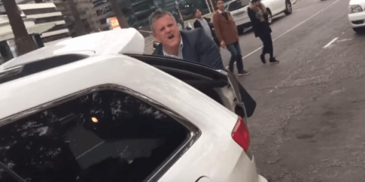 Far er ved at eksplodere af vrede, da folk dytter af ham – Da han stiger ud, opdager han hvorfor