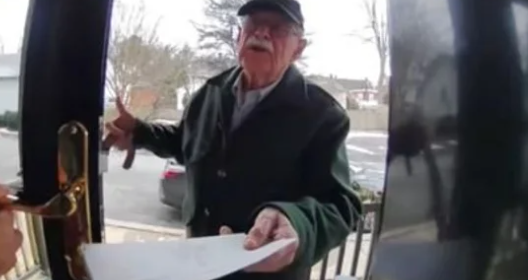 Viral video gør stort indtryk: Se den 85-åriges rørende gestus til sin unge nabo