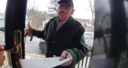 Viral video gør stort indtryk: Se den 85-åriges rørende gestus til sin unge nabo