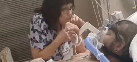Sygeplejerske fyret efter Facebook-video går viralt: Du gætter ikke, hvad hun gør foran patienten