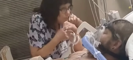 Sygeplejerske fyret efter Facebook-video går viralt: Du gætter ikke, hvad hun gør foran patienten