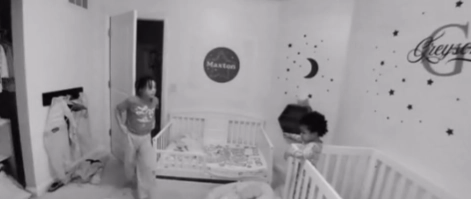 Mor tjekker babymonitoren kl. 03: Det hendes 10-årige søn gjorde, rørte hende til tårer