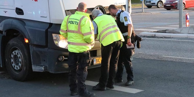 Mand kørt ned af lastbil: Hastet på hospitalet