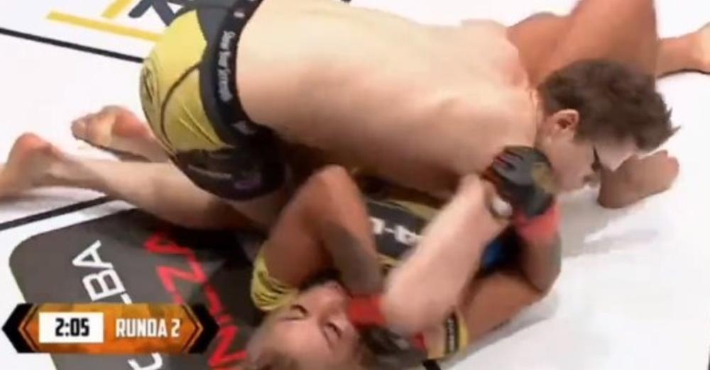 Fans i chok: Mand tæsker kvinde i forbudt MMA-kamp i Polen