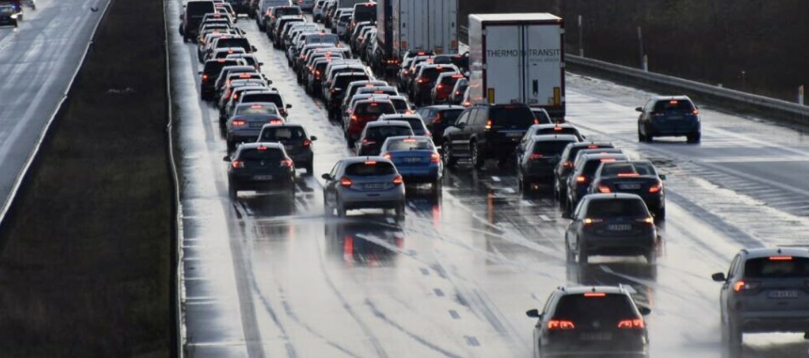 10 biler i voldsom ulykke: Motorvej helt spærret