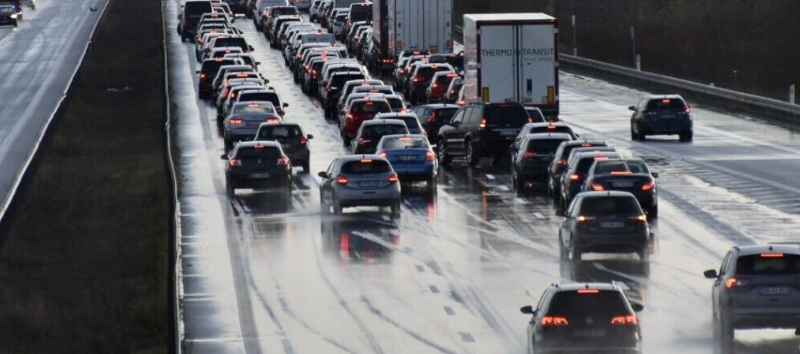 10 biler i voldsom ulykke: Motorvej helt spærret